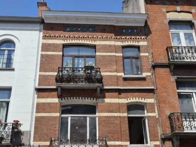 Gereconstrueerde en gerestaureerde oude dakgoot in Brussel