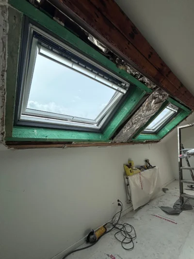 Velux-installatie op een oud dak in Brussel