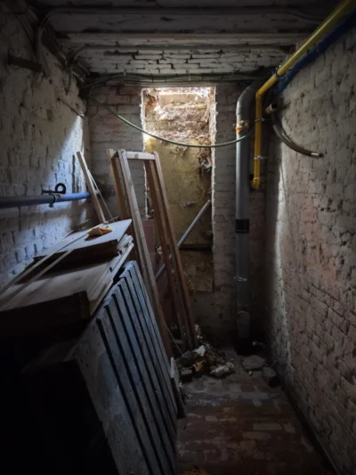 Oude kelderruimte voor de renovatie en het herstel van de verstopte riolering in Schaarbeek door Elsa Bouw