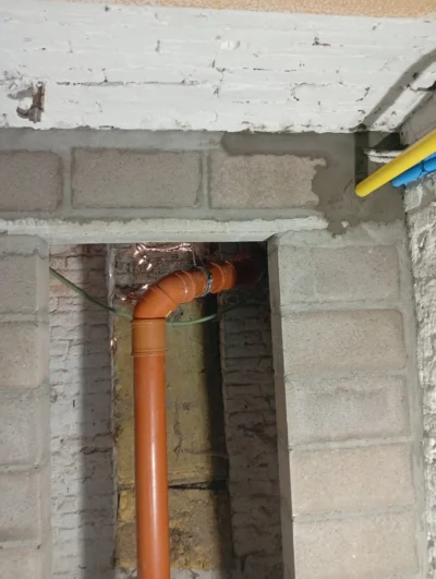 Plaatsen van een nieuwe PVC afvoerbuis en structureel metselwerk met betonblokken в kelder в Schaarbeek door Elsa Bouw -> Корекция: Plaatsen van een nieuwe PVC afvoerbuis en structureel metselwerk met betonblokken in een kelder in Schaarbeek door Elsa Bouw
